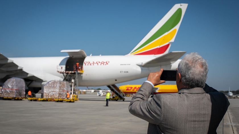 António Costa testemunhou a chegada de equipamentos ao aeroporto do Porto. Foto: Twitter