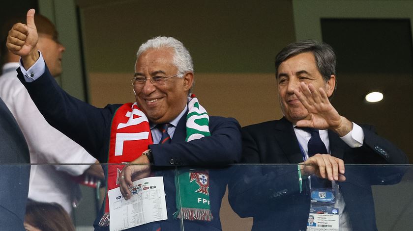 António Costa com o presidente da Federação Portuguesa de Futebol, Fernando Gomes. Foto: EPA