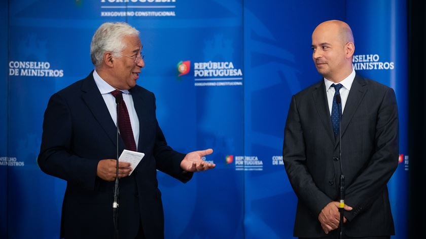 Primeiro-ministro, António Costa, e o ministro das Finanças, João Leão, que apresenta o "seu" primeiro Orçamento. Foto: José Sena Goulão/Lusa