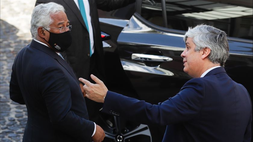 António Costa e Mário Centeno despedem-se após a tomada de posse da nova equipa das Finanças. Foto: Mário Cruz/Lusa