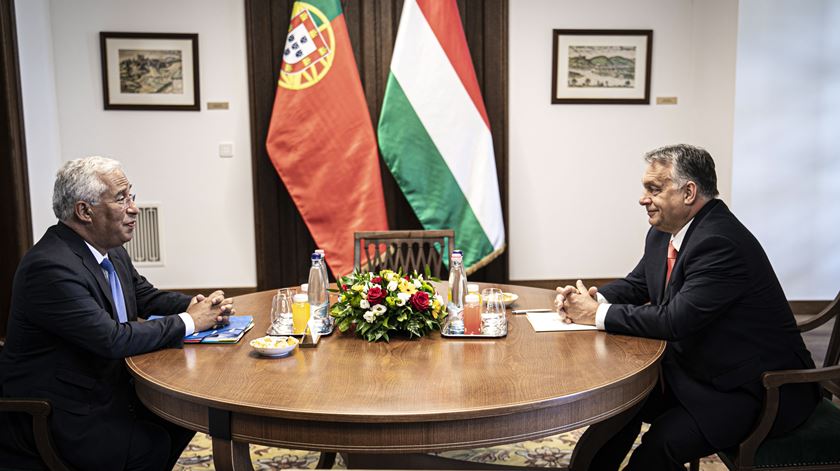 António Costa recebido por Viktor Orbán. Foto: EPA