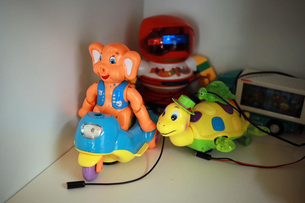 Alguns dos brinquedos adaptados na Oficina do Brinquedo. Foto: Estela Silva/Lusa