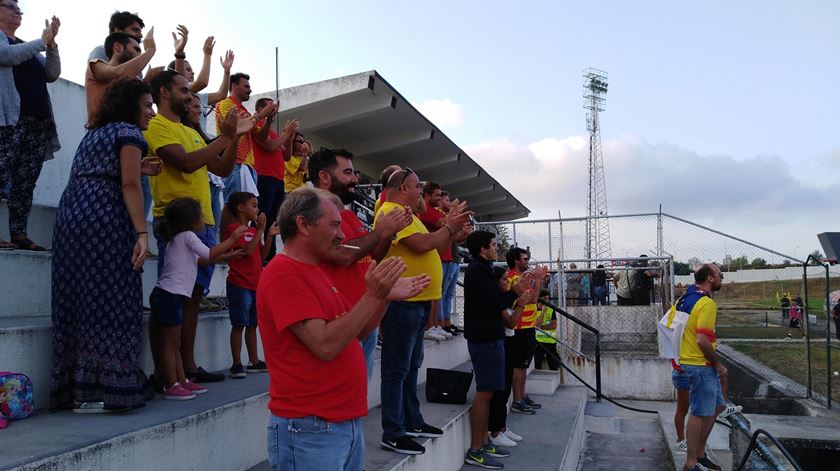 Adeptos do Graciosa aplaudem os jogadores no final do jogo com o Casa Pia. Foto: Filipe d