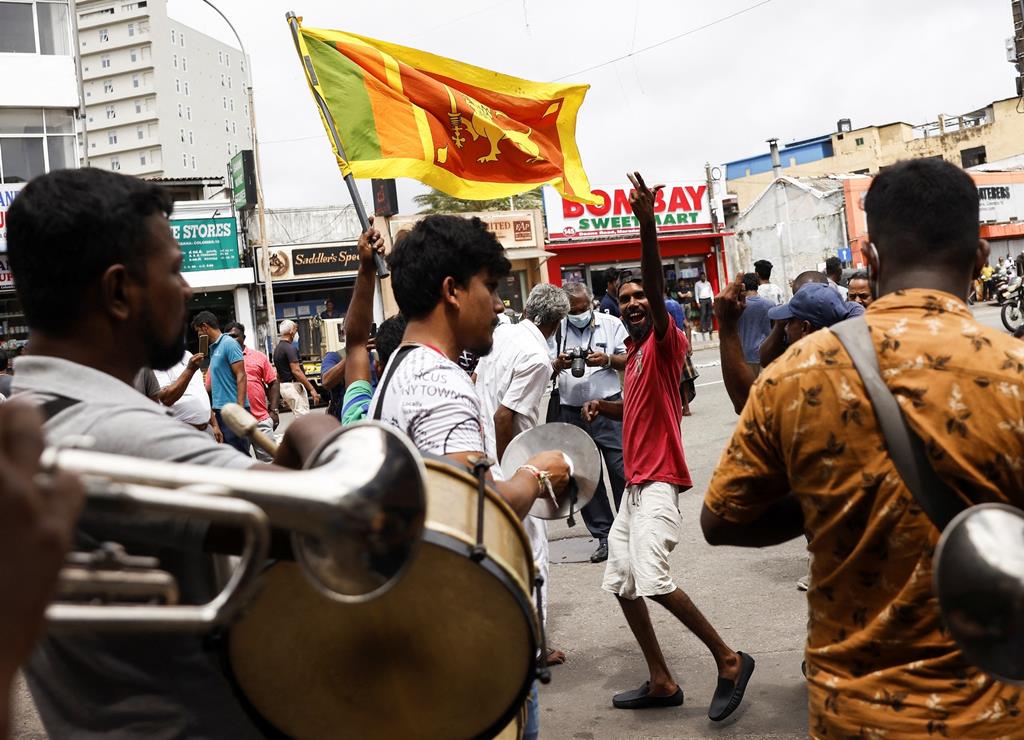 Apoiantes de Wickremesinghe celebram a sua eleição como novo Presidente do Sri Lanka. Foto: Dinuka Lyanawatte/Reuters