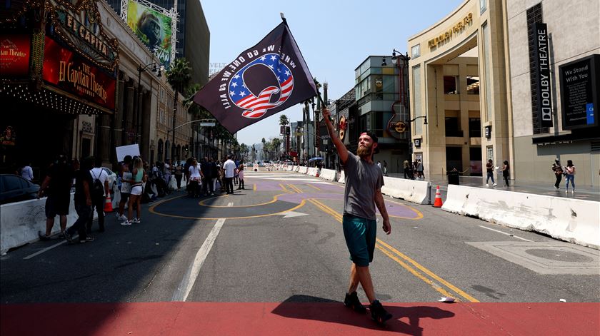 Apoiantes da teoria da conspiração QAnon em protesto nas ruas de Hollywood, EUA. Foto: Christian Monterrosa/EPA