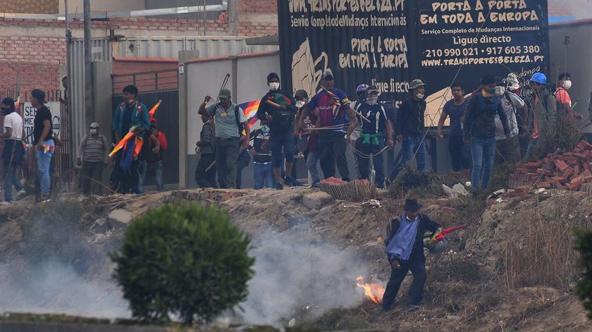 Apoiantes de Evo Morales em confrontos com a polícia. Foto: Jorge Abrego/EPA