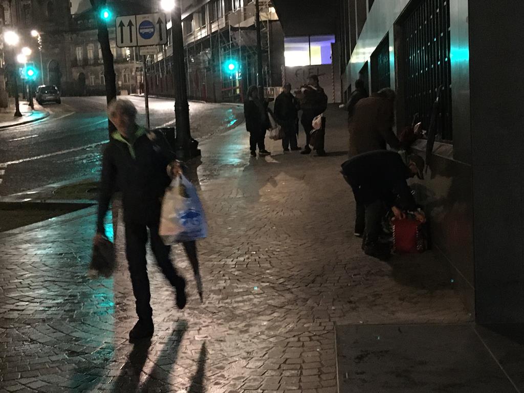 Apoio às pessoas sem-abrigo no Porto durante pandemia de Covid-19. Foto: André Rodrigues/RR