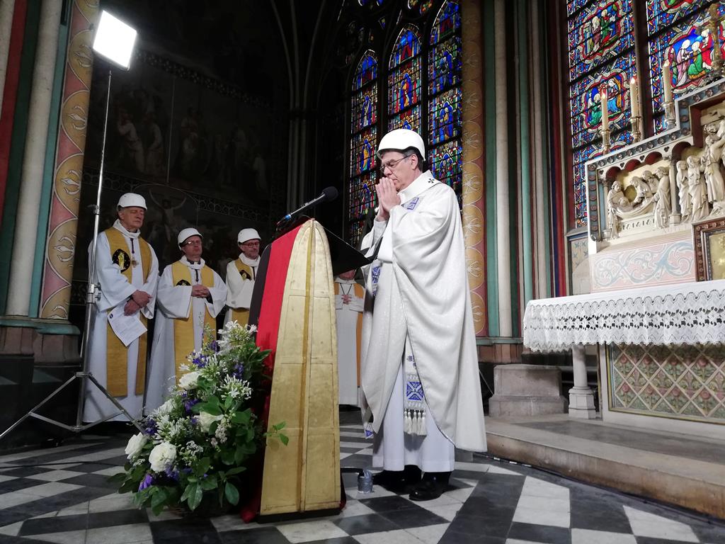 O arcebispo de Paris, Michel Aupetit, na primeira missa celebrada na catedral de Notre Dame após o incêndio. Foto: Karine Perret/EPA