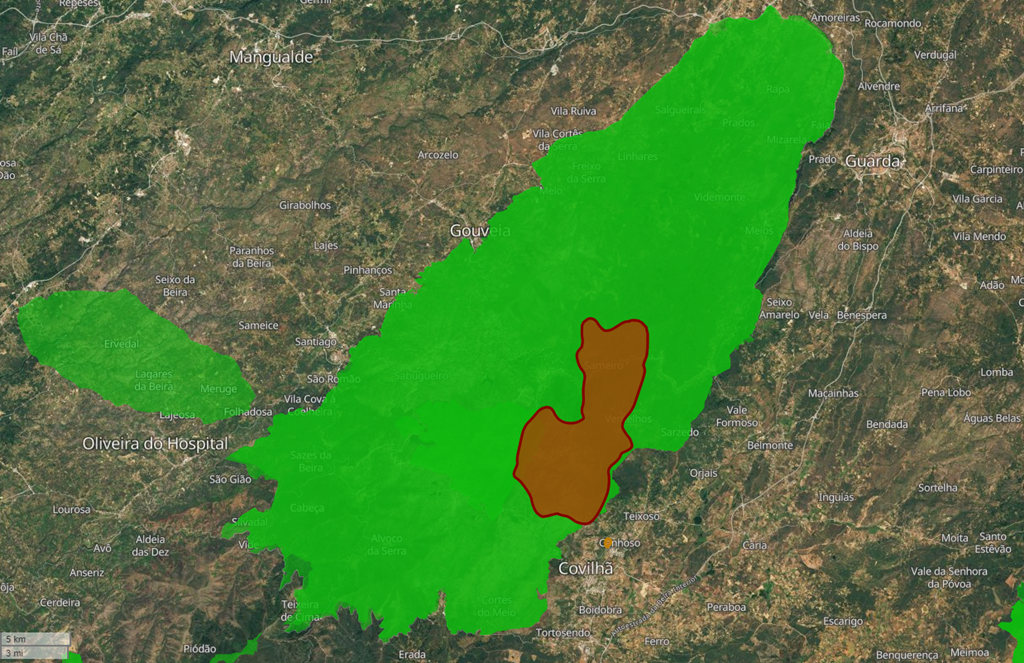 A vermelho, na imagem da situação atual do incêndio, está representado o incêndio, que já consumiu uma área semelhante à do concelho de Lisboa, enquanto a zona do Parque Natural da Serra da Estrela está representado a verde. Foto: EFFIS