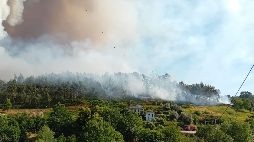 Incêndio de grandes dimensões em Arouca. Passadiços do Paiva evacuados. Foto: DR