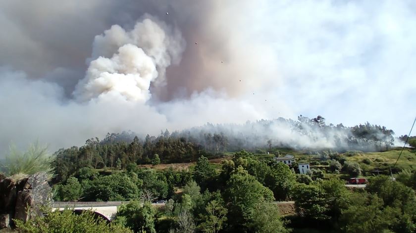 Incêndio de grandes dimensões em Arouca. Passadiços do Paiva evacuados. Foto: DR