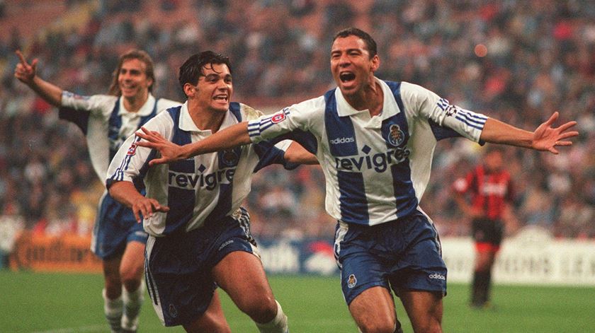 Sérgio Conceição persegue Artur, autor do primeiro golo no jogo de 1996, em Milão Foto: Neal Simpson/PA Images via Reuters Connect