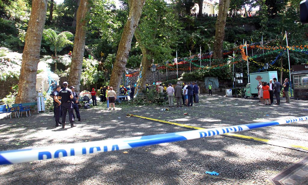 Largo da Fonte em 2017 no dia em que a queda de uma árvore de grande porte matou 13 pessoas. Foto: Homem de Gouveia/Lusa