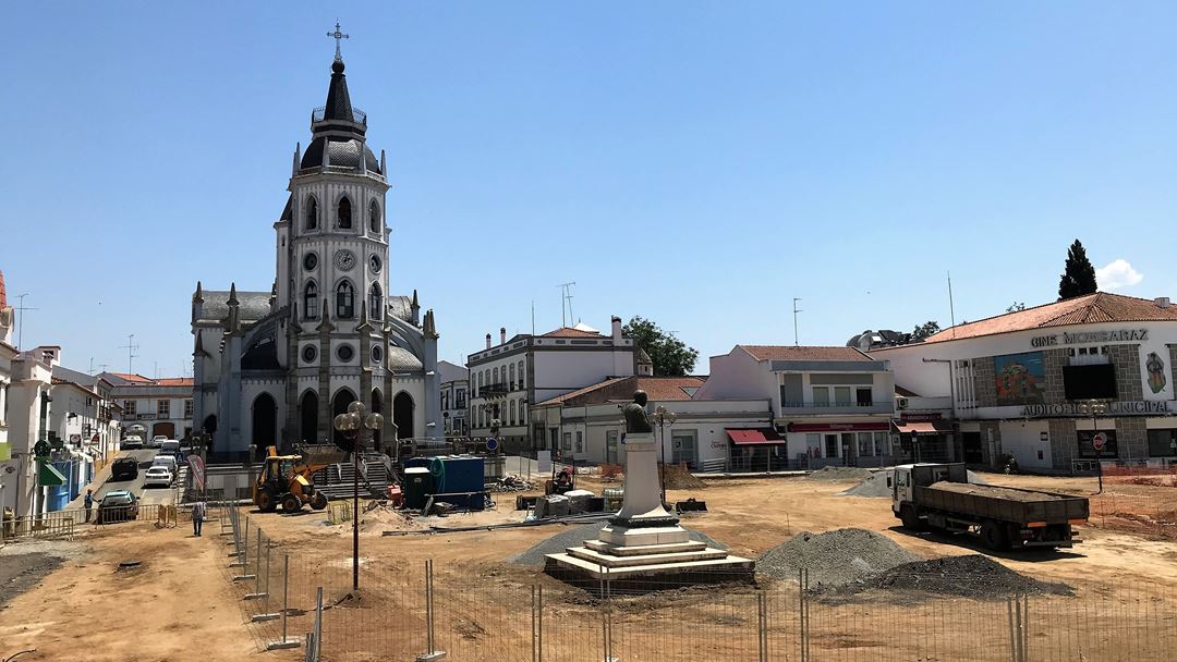 As obras na Praça da Liberdade, em Reguengos de Monsaraz, indicam que há um futuro para preparar. Foto: Rosário Silva/RR