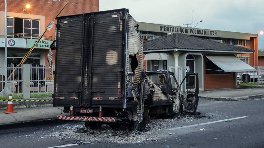 Camião em chamas depois de assalto a banco no Brasil. Foto: Guilherme Hahn/EPA