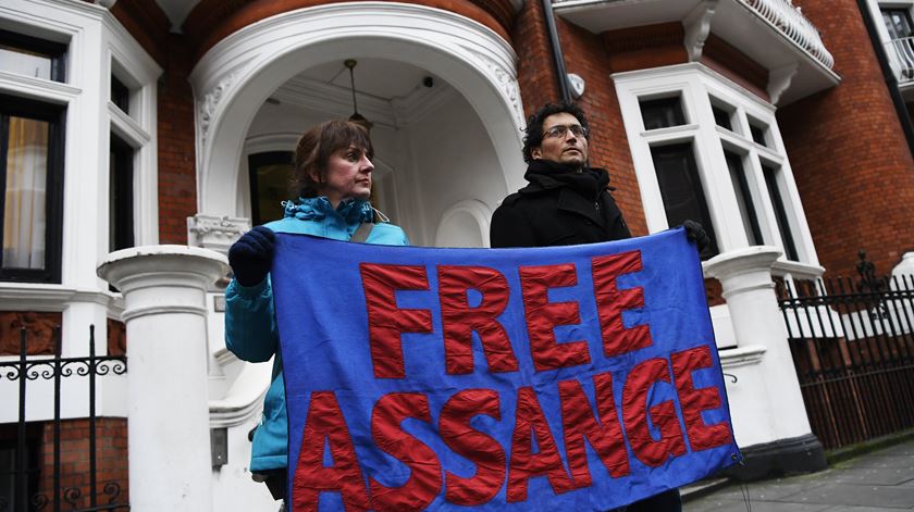 Assange está exilado na embaixada do Equador em Londres há mais de seis anos. Foto: Neil Hall/EPA