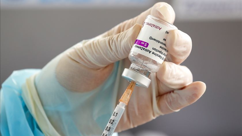 Covid-19. Vacina da AstraZeneca deixa de ser vendida na Europa
