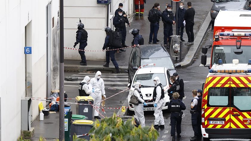 Polícia antiterrorismo de França investiga local do ataque. Foto: Ian Langsdon/EPA