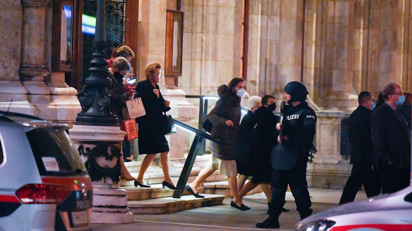 Ainda não foram avançados balanços oficiais de vítimas, mas Governo confirma "vários mortos e feridos" após série de ataques no centro de Viena. Foto: Christian Bruna/EPA