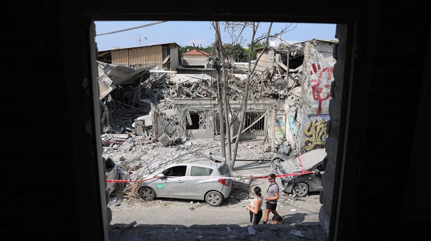 Ataques do Hamas destroem edifícios em Telavive. Foto: Abir Sultan/EPA