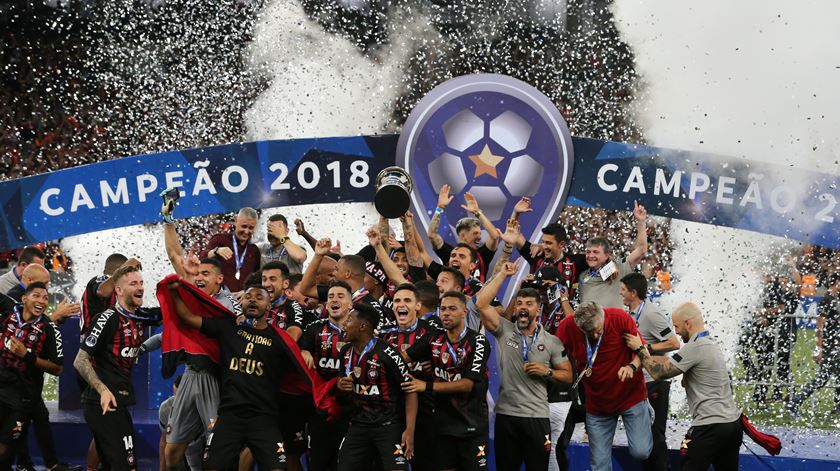 Atlético Paranaense festeja conquista da Copa Sul-Americana. Foto: Rodolfo Buhrer/Reuters