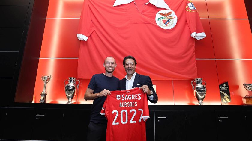 Aursnes com Rui Costa, Benfica. Foto: SLB