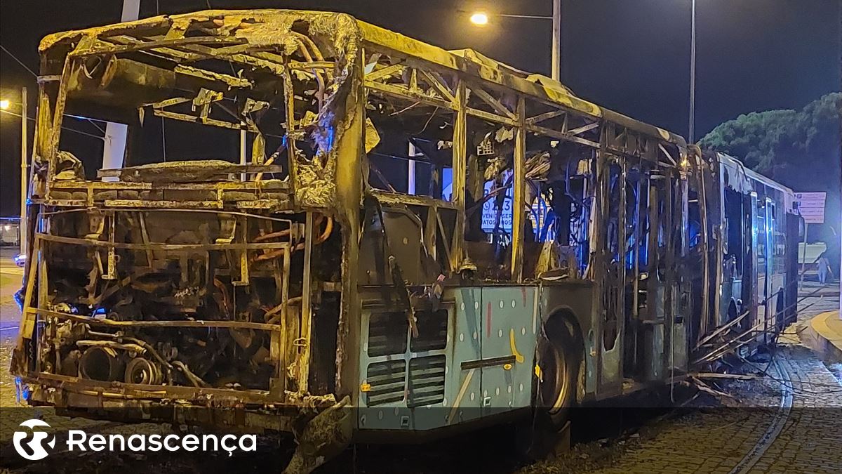 Matosinhos/Porto. Autocarro ardeu na Rotunda da Anémona