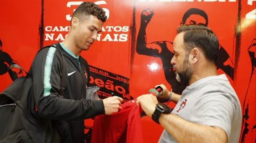 Cristiano Ronaldo assina camisola da seleção. Foto: FPF