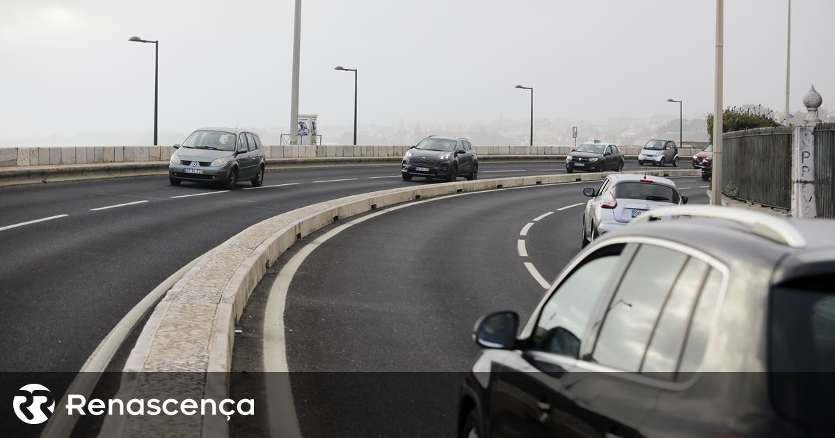 Um morto em acidente entre mota e ligeiro. Marginal de cascais cortada nos dois sentidos