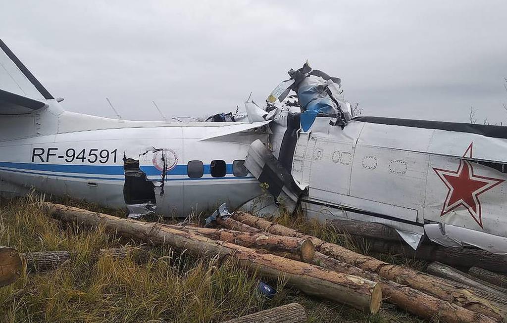 Aparelho L-410 Turbolet despenhou-se na zona central. Foto: Ministério das Emergências russo via Reuters