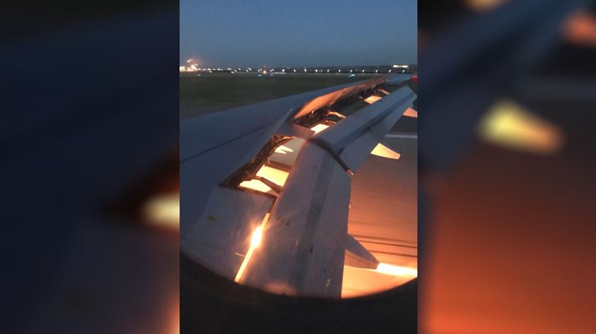 A asa do avião da Arábia Saudita em chamas. Foto: @castro1021