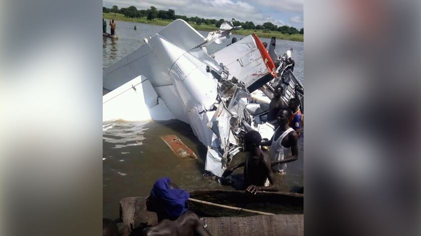 Destroços do avião que caiu em Yirol, Sudão do Sul. Foto: Radio Miraya/Twitter