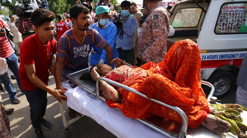 Equipas de socorro retiram vítimas do desastre, em Karachi, com avião das Linhas Aéreas do Paquistão. Foto: Shanzaib Akber/EPA