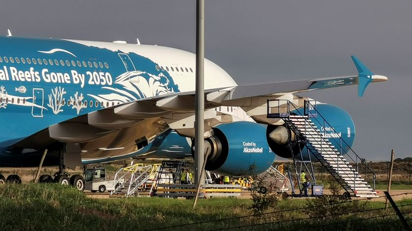 O avião da Boeing que está à espera para sair de França para ir buscar portugueses e outros europeus a Wuhan. Foto: Luís Lourenço/Lusa