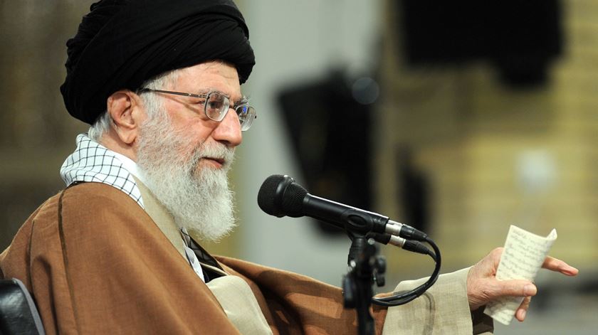 Ayatollah Khamenei é o principal alvo das novas sanções americanas. Foto: EPA