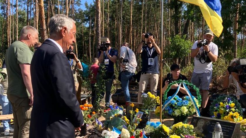Marcelo deposita coroa de flores no Memorial de Moschun, Ucrânia. Foto: José Pedro Frazão/RR