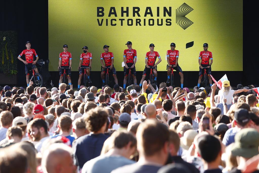 Bahrain Victorious apresentou-se para o Tour e poucas horas depois foi alvo de buscas no hotel Foto: Team Bahrain Victorious