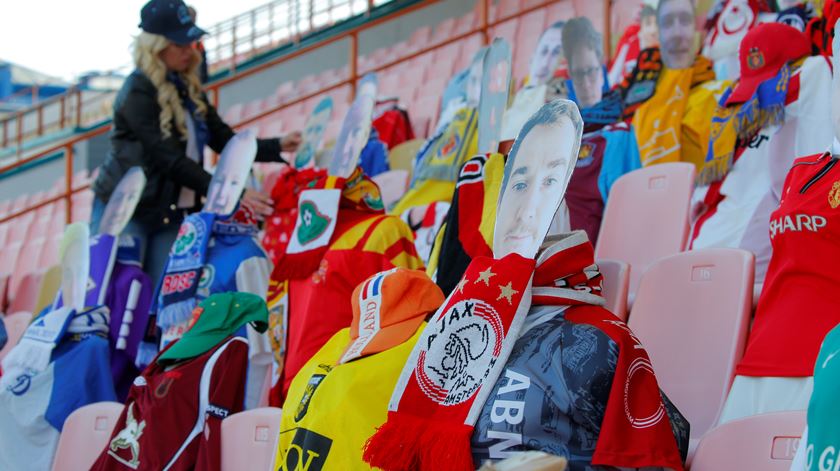 Bancada no estádio do Dínamo de Brest, na Bielorrússia, com cachecóis, camisolas e fotos no lugar dos adeptos Foto: Vasily Fedosenko/Reuters