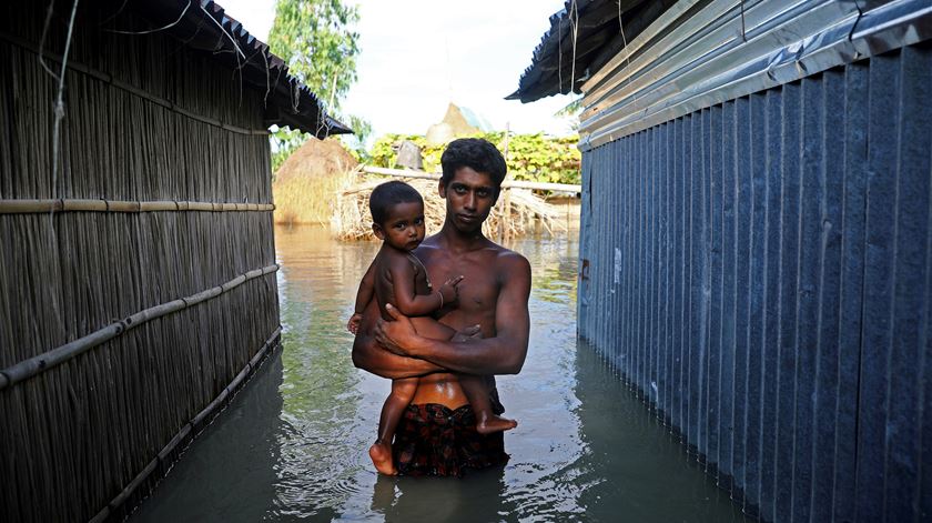 Balanço oficial mais recente aponta que 33 dos 64 distritos do país sofreram os efeitos das inundações causadas pelas monções. Foto: Mohammad Ponir Hossain/Reuters