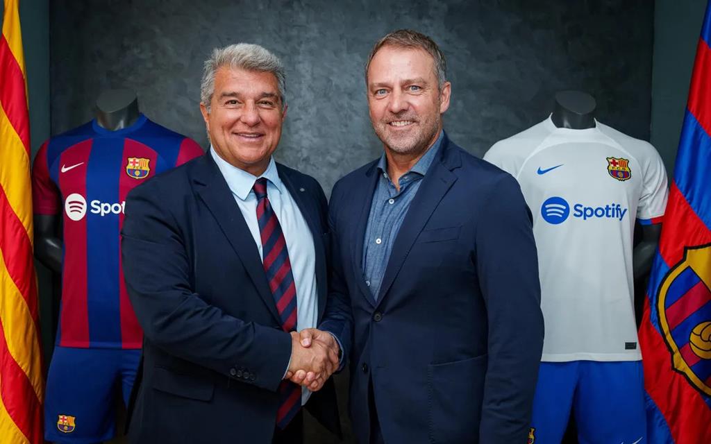 É oficial. Xavi sai e Hansi Flick é o novo treinador do Barcelona