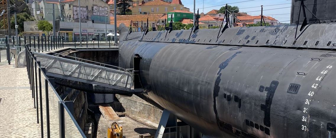 Submarino Barracuda sai da água para receber visitantes