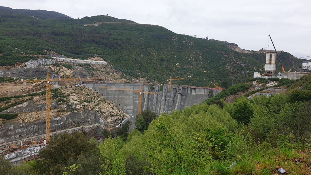 Trabalhadores prosseguem obras na barragem de Daivões, do Alto Tâmega, a 6 de abril Foto: Olímpia Mairos/RR