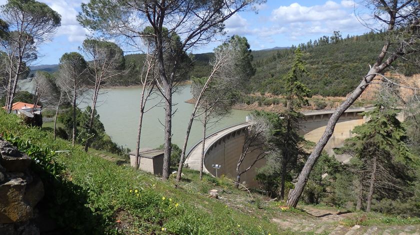 A barragem da Bravura, uma das principais do Algarve, está a 18% da sua capacidade, o nível mais baixo registado atualmente em Portugal. Foto: Flickr