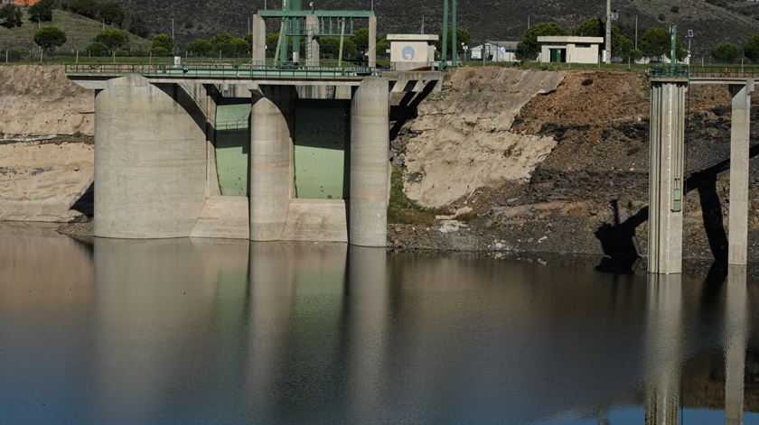 Barragem de Odeleite, no Barlavento algarvio, está nos níveis mínimos. Foto: Luís Forra/Lusa