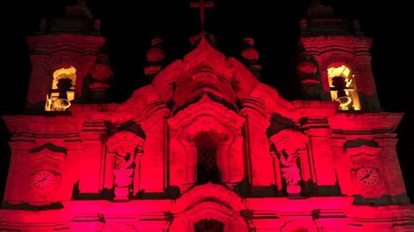 Basílica dos Congregados, em Braga, está iluminada de vermelho para lembrar cristãos perseguidos. Foto: DR