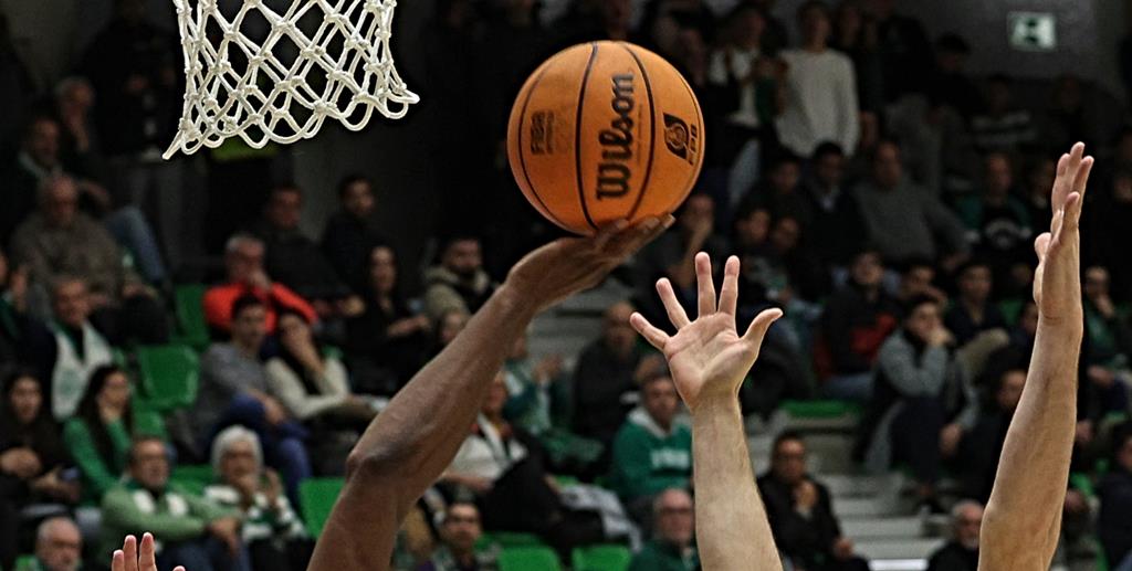 Basquetebol. Benfica ganha por mais de 70 pontos à Ovarense e está na final  - Renascença