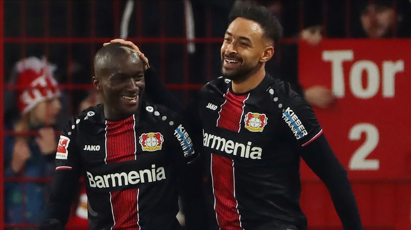 Moussa Diaby e Karim Bellarabi são duas das figuras do Bayer Leverkusen Foto: Hayoung Jeon/EPA