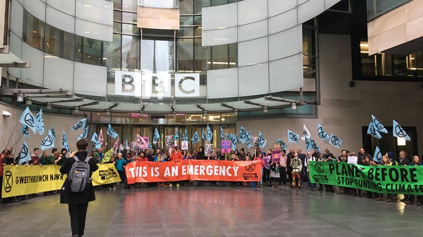 Ativistas à porta da sede da BBC, em Londres. Foto: Twitter @ameliagentleman