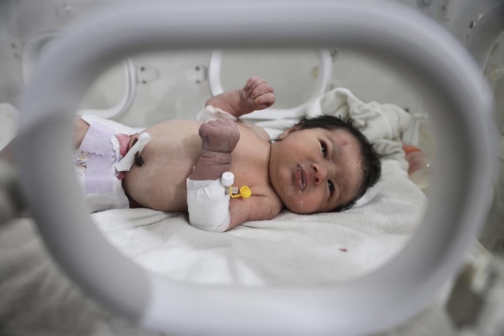 Bebé "milagre" já tem nome; Aya significa "sinal de Deus" ou "milagre". Foi resgatada em Jindayris, na Síria. Foto: Anas Alkharboutli/Reuters
