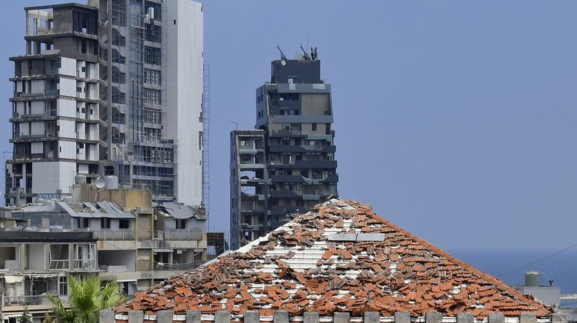 Edificios destruídos junto ao porto de Beirute com a explosão. Foto: Wael Hamzeh/EPA